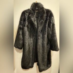 Beautiful cocoon shaped faux fur with lapel. Fits small to large. Easy to style.